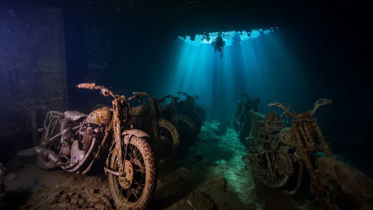 100 motos de guerre à 30 mètres de fond depuis 85 ans